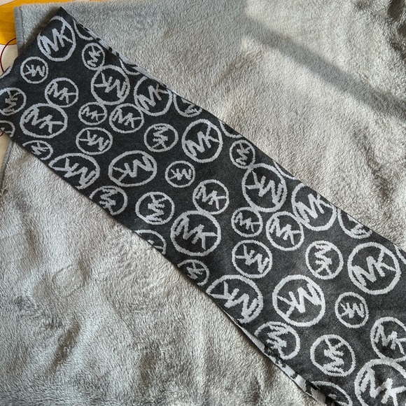 Michael Kors Scarf - Picture 4 of 6